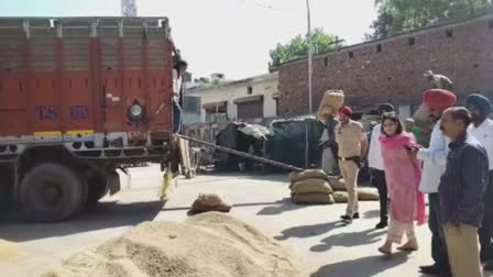 There was an uproar over the lifting of paddy in Khanna Mandi