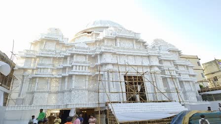 गुजरात के श्रुति मंदिर की तर्ज पर बना पंडाल