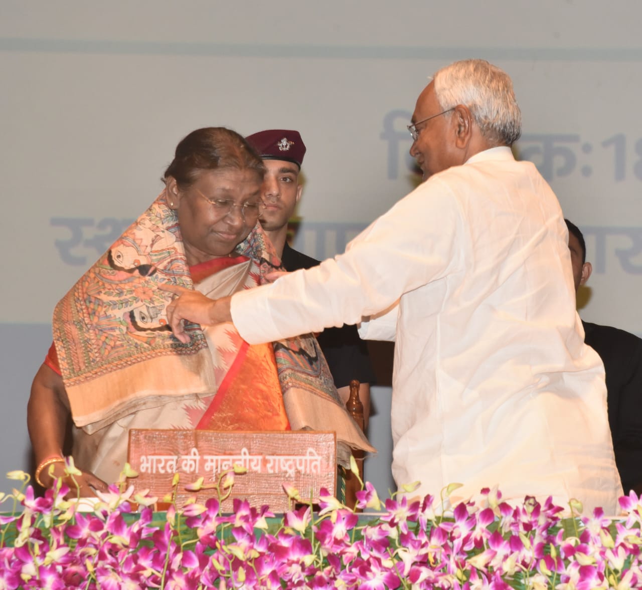राष्ट्रपति द्रौपदी मुर्मू को सम्मानित करते सीएम नीतीश कुमार