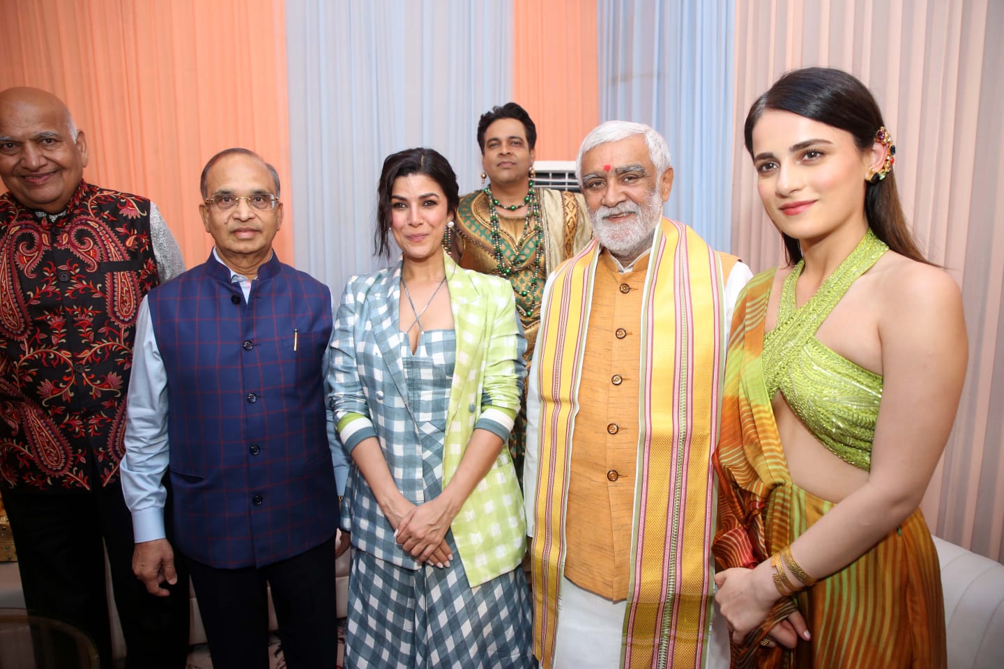 रामलीला में पहुंचे फिल्म इंडस्ट्री और राजनीति के दिग्गज