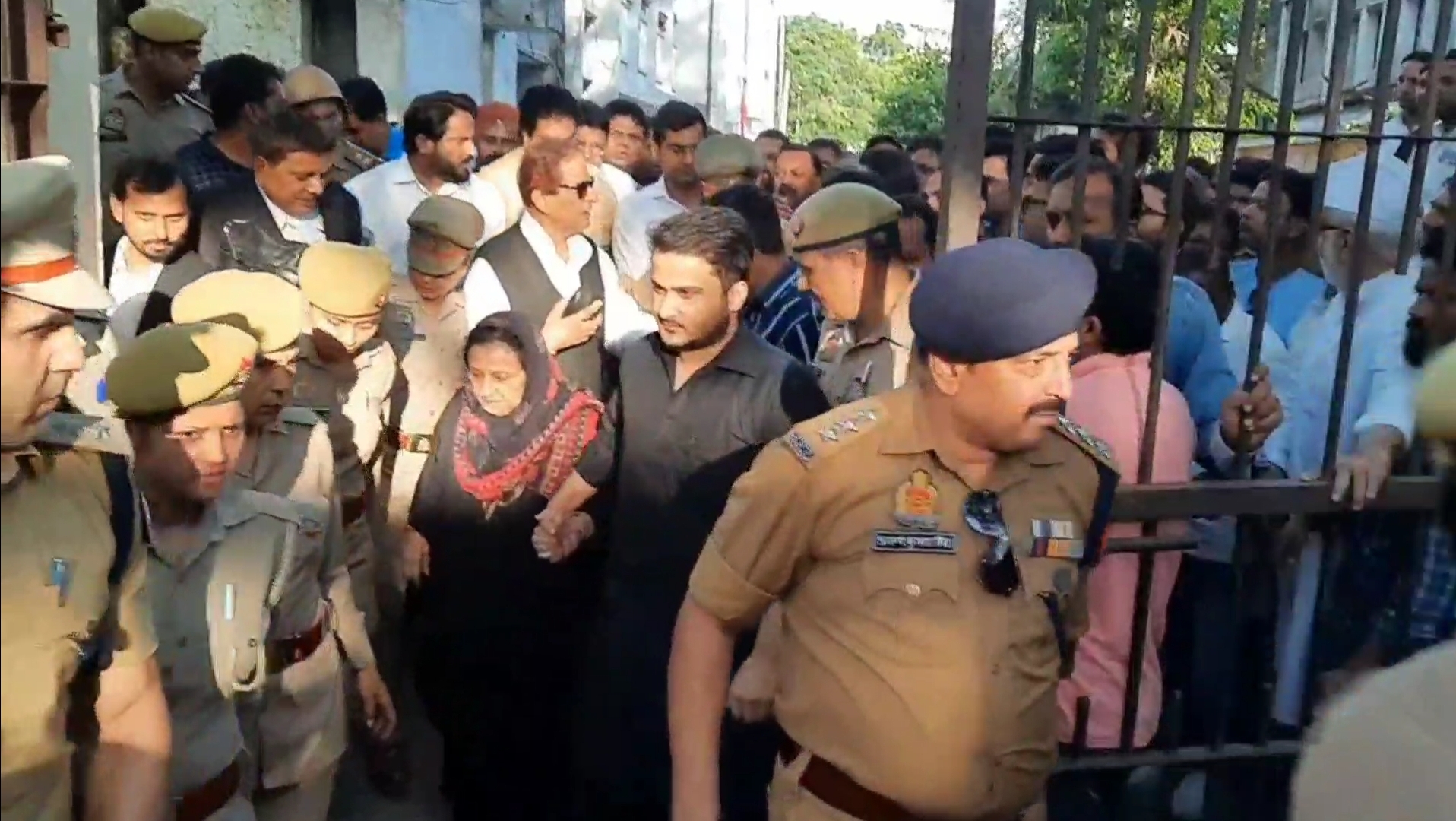 रामपुर में सजा सुनाए जाने के बाद आजम और पत्नी-बेटे को जेल ले जाती पुलिस.