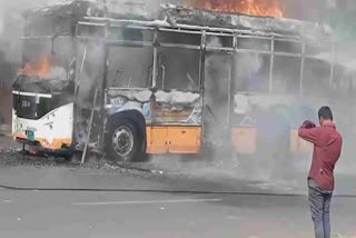 અમદાવાદના કાલુપુર પાસે BRTS બસ ભડકે બળી