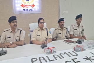 Palamu Police with recovered weapons