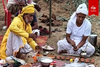 पिता के लिए कर्मकांड करातीं गरिमा सिंह.