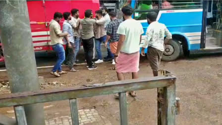 MAVOOR BUS STAND KOZHIKODE  BUS EMPLOYEES CLASH OVER TIMING  ബസ് ജീവനക്കാര്‍ സംഘര്‍ഷം  മാവൂര്‍ ബസ് സറ്റാന്‍ഡ്