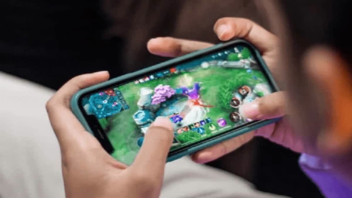 Class 11 boy dies by suicide after father scolded him for playing mobile games in Mumbai