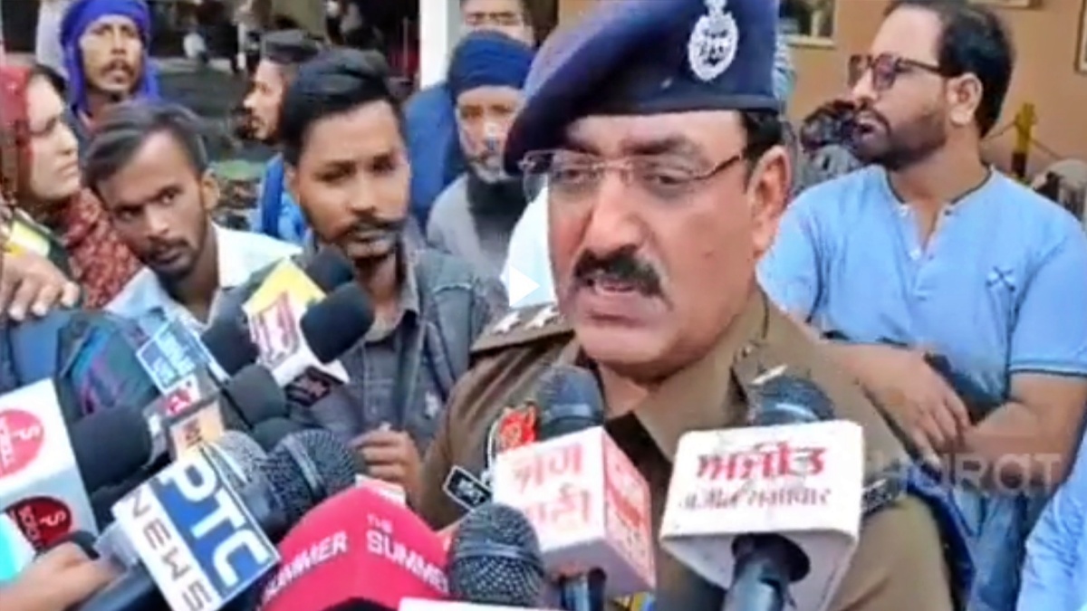 जानकारी देते पुलिस अधिकारी