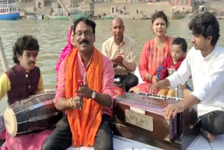 The folk singer cheered up for the team by singing the song while rowling in the Ganges. He even used proper musical instruments for it.