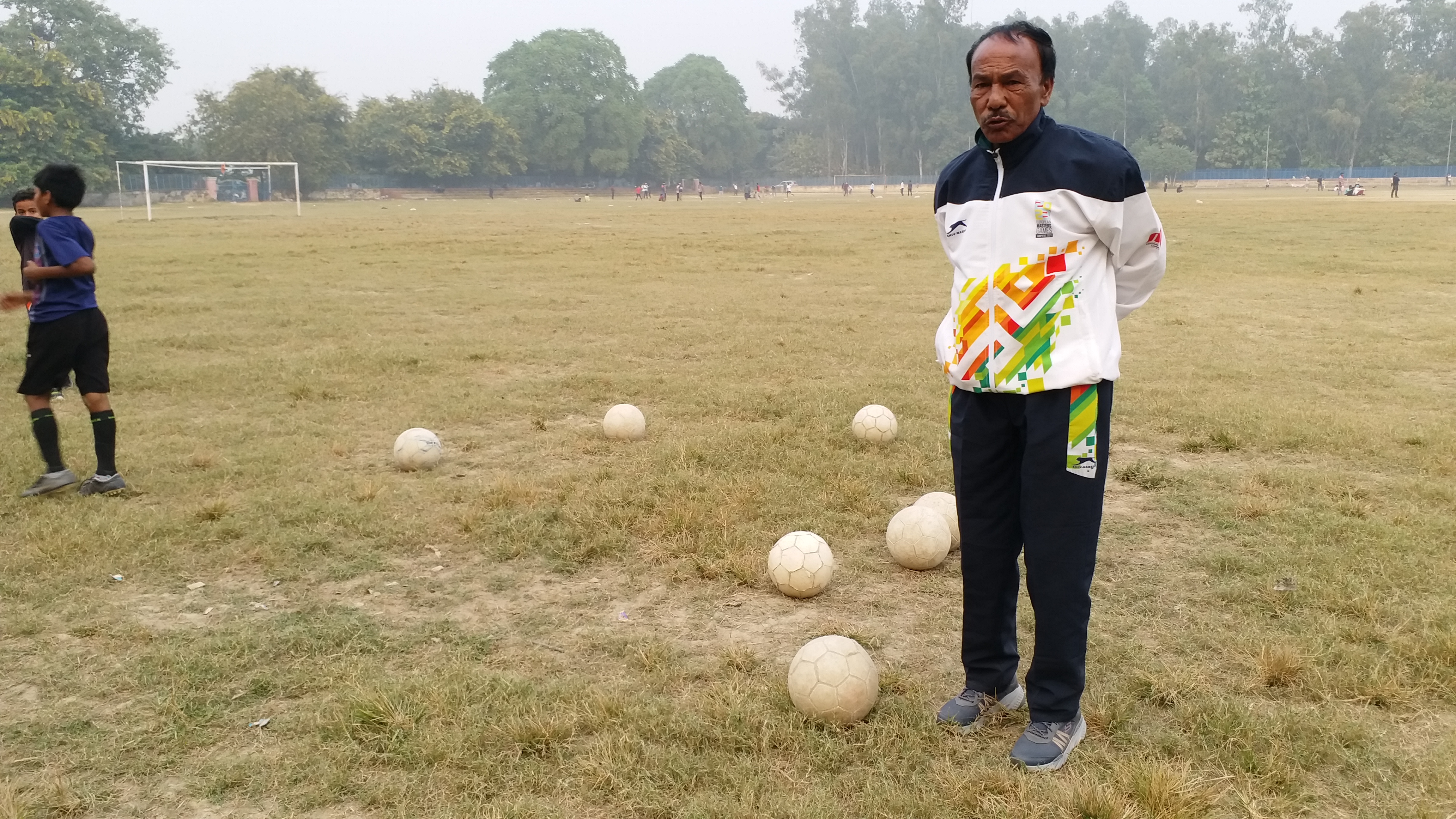 भैरव दत्त कई सालों से बच्चियों को फुटबॉल खेलना सिखा रहे हैं.