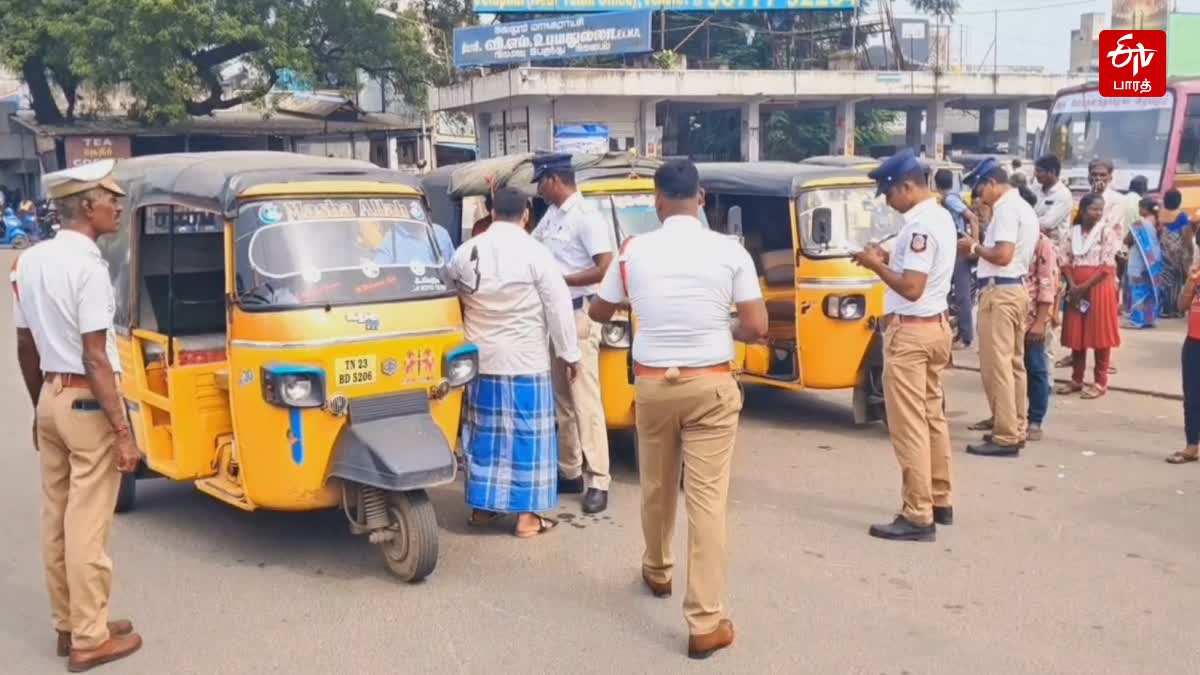 வாகன சோதனையில் ஈடுபட்ட போக்குவரத்து போலீசார்