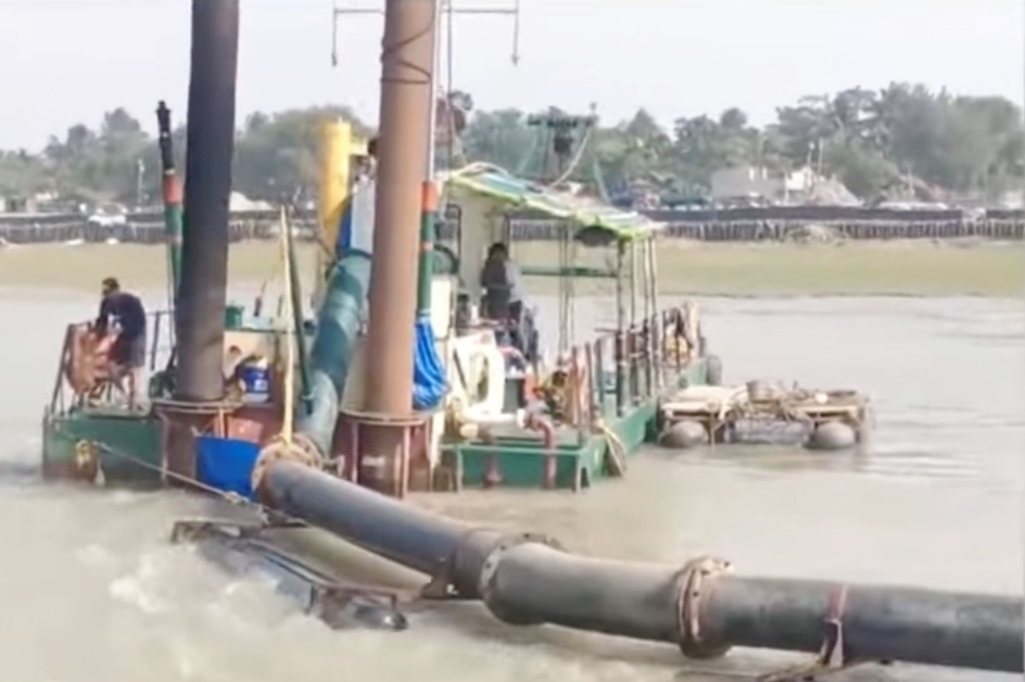 DREDGING IN MURI GANGA RIVER