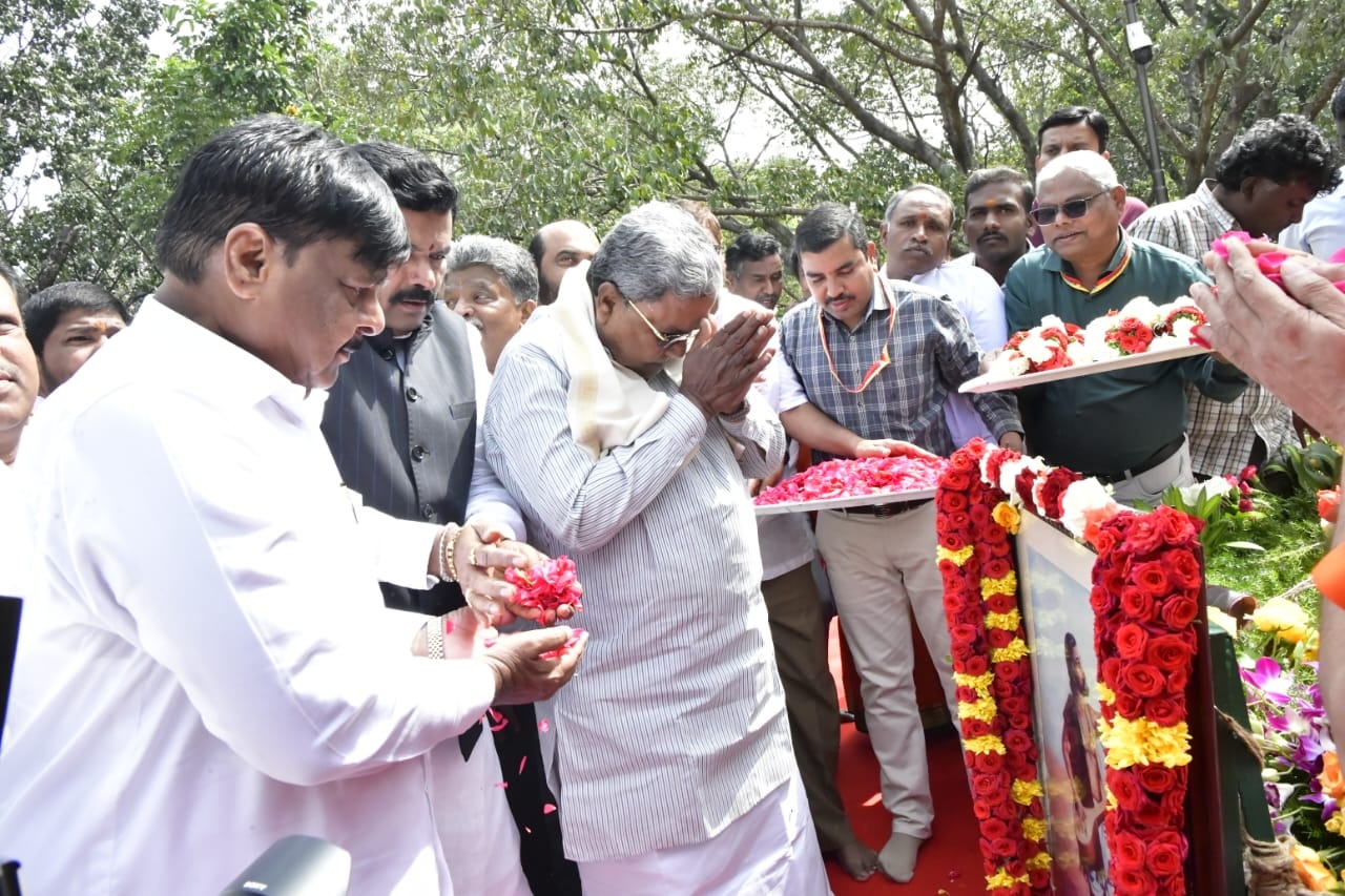 ಕನಕದಾಸರ ಪ್ರತಿಮೆಗೆ ಮಾಲಾರ್ಪಣೆ, ಪುಷ್ಪಾರ್ಚನೆ.