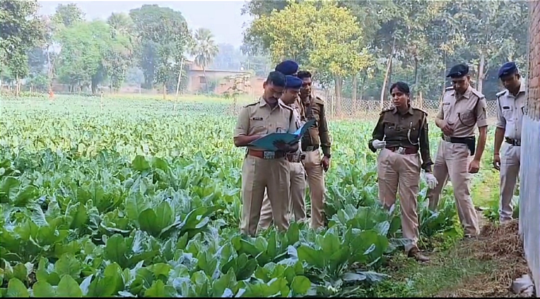 जांच करती पुलिस.