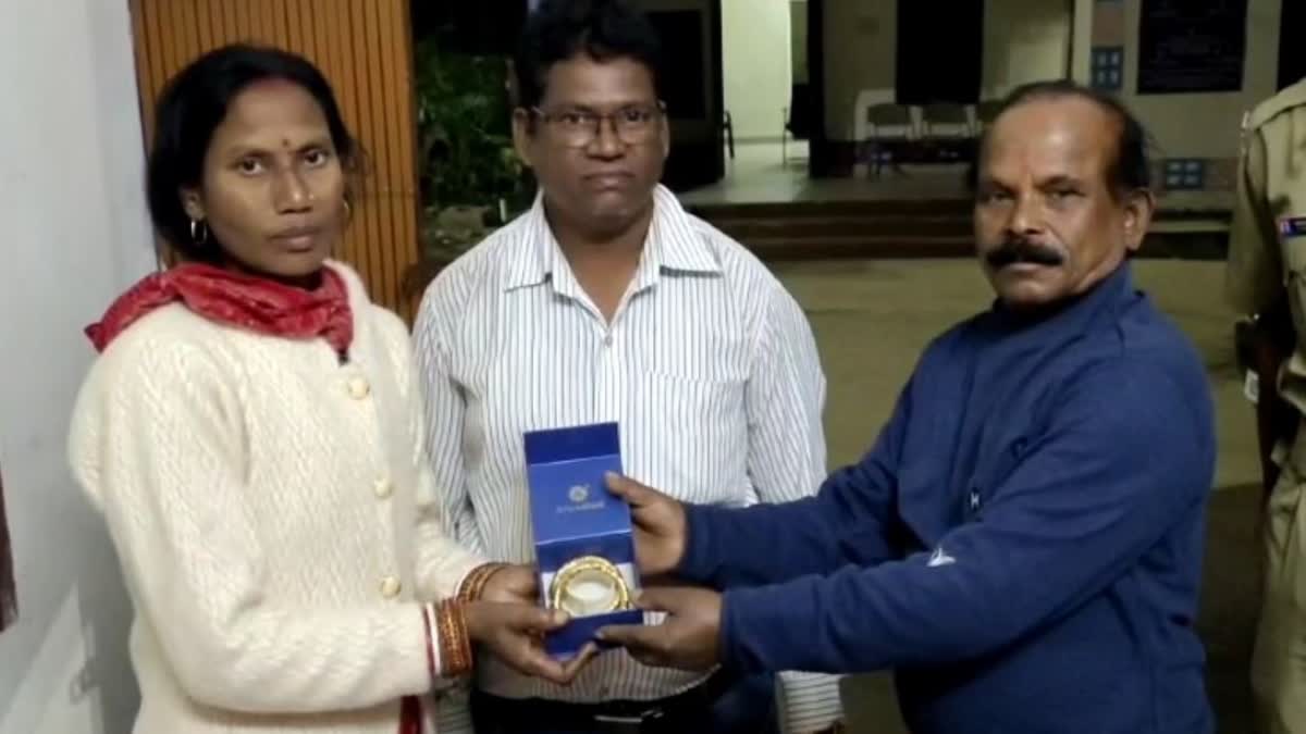 Man Returns Bag Full Of Gold Jeweller to Woman