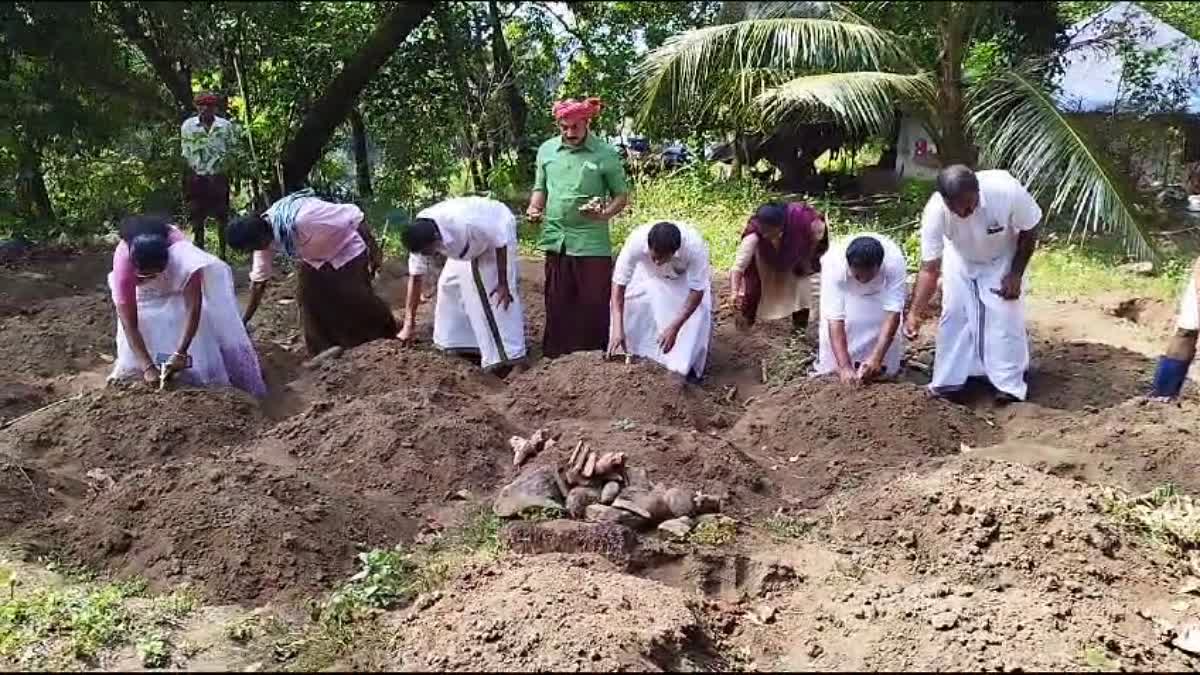 Protest against Karnataka Forest Department  Land eviction in Kannur  Land eviction by Karnataka Forest Department  Protest against land encroachment in Kannur  ഭൂമി കയ്യേറാനുള്ള കര്‍ണാടക വനംവകുപ്പിന്‍റെ ശ്രമം  കര്‍ണാടക വനംവകുപ്പിനെതിരെ പ്രതിഷേധം  ഭൂമി കൈയ്യേറാനുള്ള കര്‍ണാടക വനംവകുപ്പിന്‍റെ നീക്കം  അയ്യന്‍കുന്ന് പഞ്ചായത്തിലെ ജനങ്ങളുടെ പ്രതിഷേധം