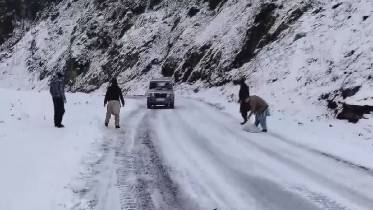 mughal-road-reopens-for-traffic-after-snow-clearance