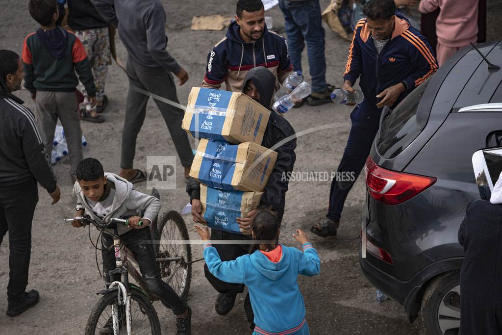 غزہ میں انسانی امداد پر لوگ ٹوٹ پڑے