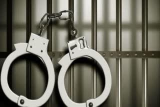 delhi police arrests 4 for selling personal data