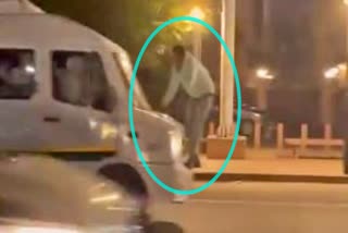 Man hit by minibus dragged on bonnet  മിനിബസ് ഡ്രൈവറുടെ അതിക്രമം  south Delhi minibus  Minibus driver refuses to stop  MAN BEING DRAGGED ON BONNET  ബോണറ്റിൽ നിർത്തി വണ്ടിയോടിച്ച് മിനിബസ് ഡ്രൈവർ