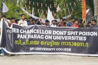 kerala governor  sfi  sfi protests  Protest Against Kerala Governor  ബാനറുകള്‍ എല്ലായിടത്തും  ഗവര്‍ണര്‍ക്കെതിരെ ബാനറും പോസ്റ്ററും  യൂണിവേഴ്‌സിറ്റി കോളജില്‍ പ്രകടനം  കൂറ്റന്‍ ബാനര്‍ ഉയര്‍ത്തി  sanskrit  university college  black flag protest