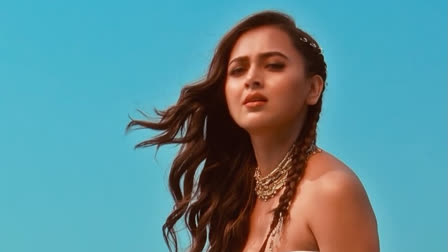 Tejasswi Prakash shows off killer moves in latest music video Aidan Na Nach, beau Karan Kundrra reacts