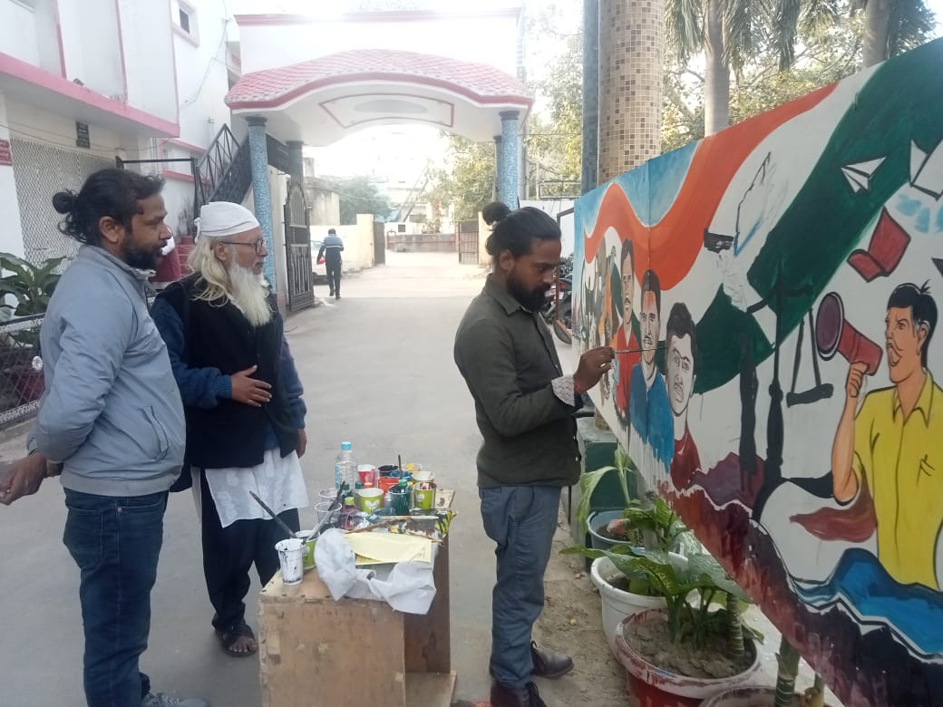 काकोरी ट्रेन एक्शन शहीद समारोह के दौरान पेंटिंग में रगं भरते कलाकार.