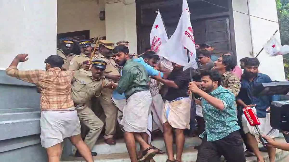 SFI PROTEST AGAINST GOVERNOR  GOVERNOR ARIF MOHAMMED KHAN  എസ്‌എഫ്‌ഐ പ്രവര്‍ത്തകര്‍ അറസ്റ്റ്  ഗവര്‍ണര്‍ക്കെതിരെ എസ്‌എഫ്‌ഐ