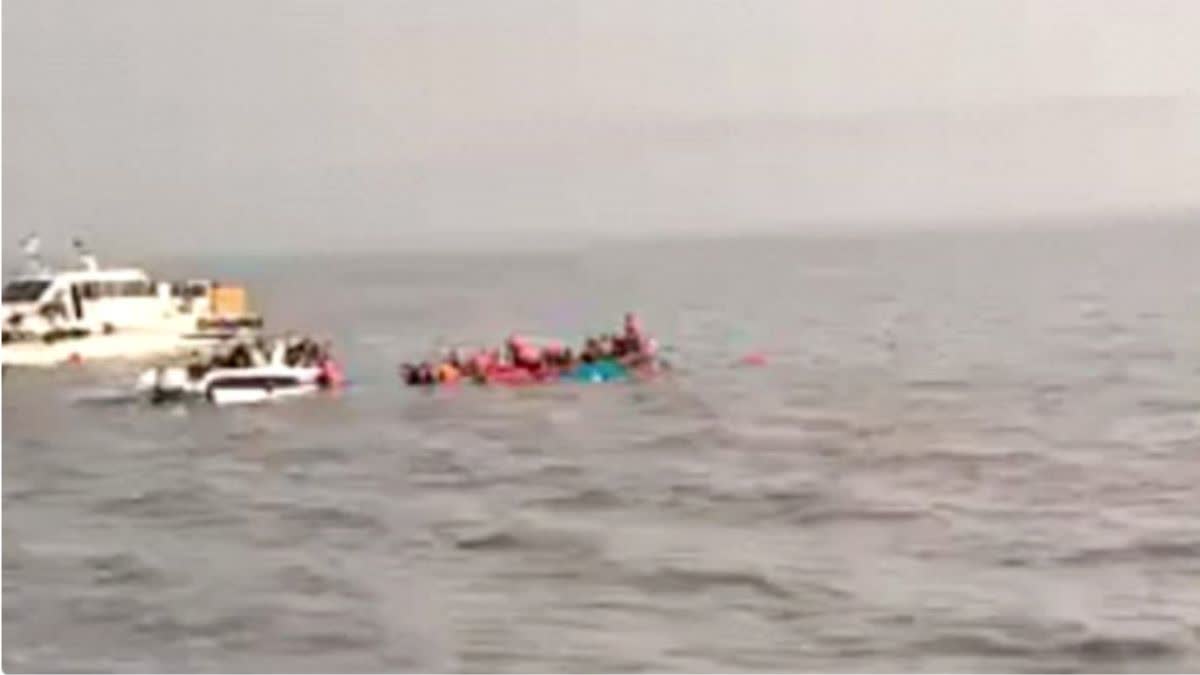 BOAT CAPSIZES NEAR GATEWAY MUMBAI