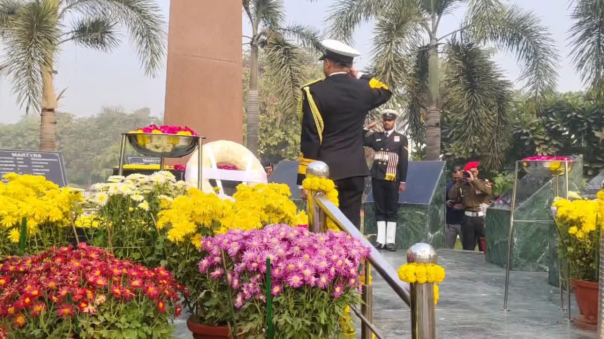 वाइस एडमिरल स्वामीनाथन ने शहीदों को किया नमन