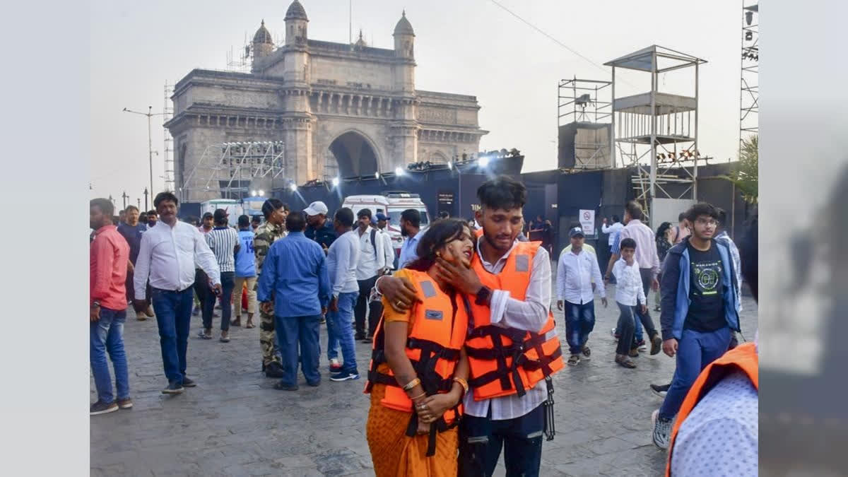 BOAT CAPSIZES NEAR GATEWAY MUMBAI