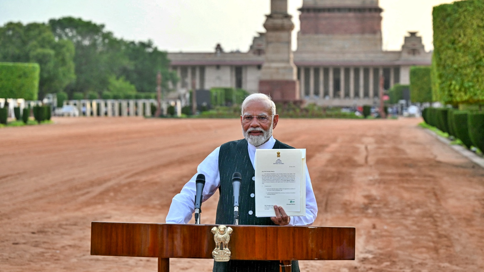 प्रधानमंत्री नरेंद्र मोदी 7 जून, 2024 को नई दिल्ली में राष्ट्रपति भवन में राष्ट्रपति द्रौपदी मुर्मू का पत्र दिखाते हुए, जिसमें उनसे नई सरकार बनाने का न्योता दिया गया था.