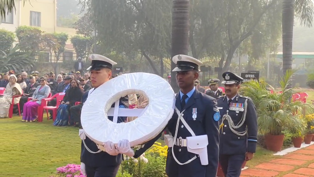 42 शहीदों के परिवार के लोगों ने पुष्प चक्र चढ़ाकर श्रद्धांजलि दी