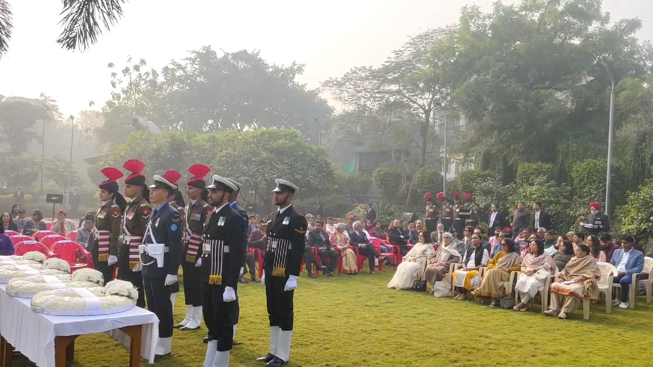 विजय दिवस के अवसर पर शहीदों को श्रद्धांजलि