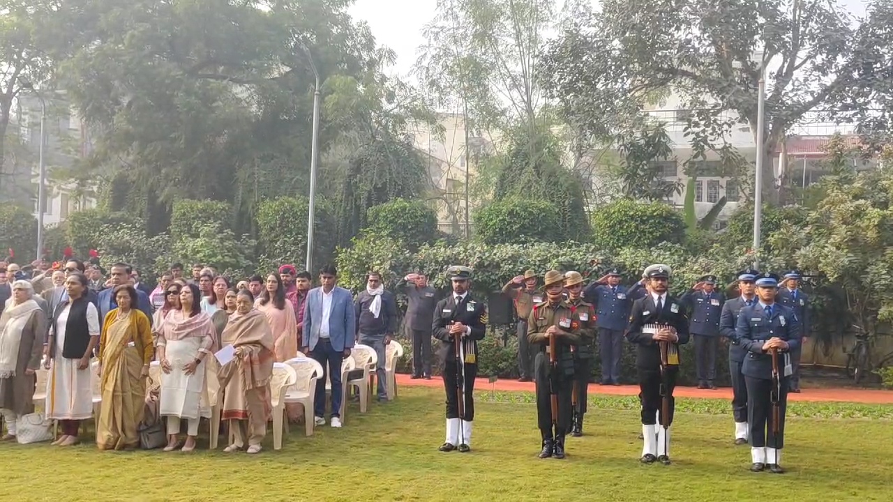 विजय दिवस पर दो मिनट का मौन रख शहीदों को दी श्रद्धांजलि