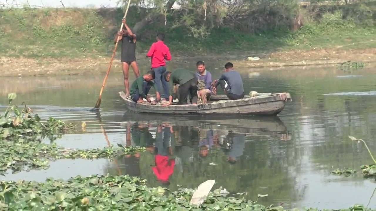 पुल नहीं होने के चलते नाव ही है ग्रामीणों का सहारा.