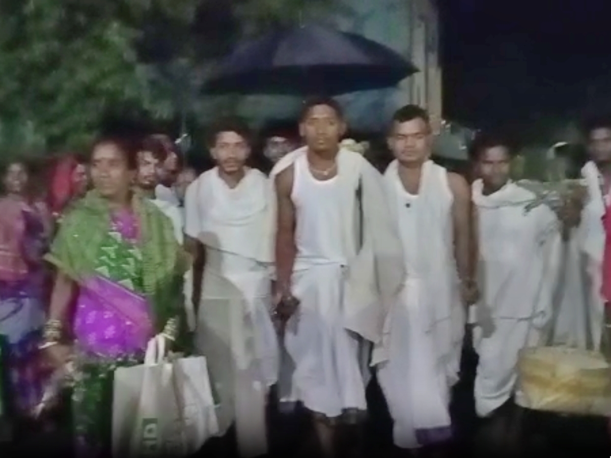 groom-walks-28-kilometers-to-reach-brides-home-in-odisha