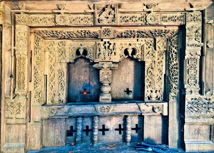 लकड़ी की नक्काशी का उत्कृष्ट नमूना है ये मंदिर.