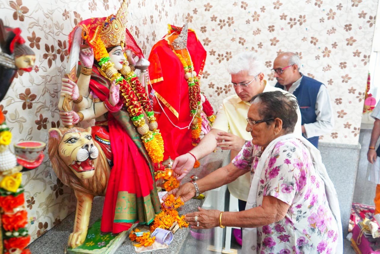 बजट पेश करने से पहले मंदिर जाकर वित्त मंत्री ने की पूजा.