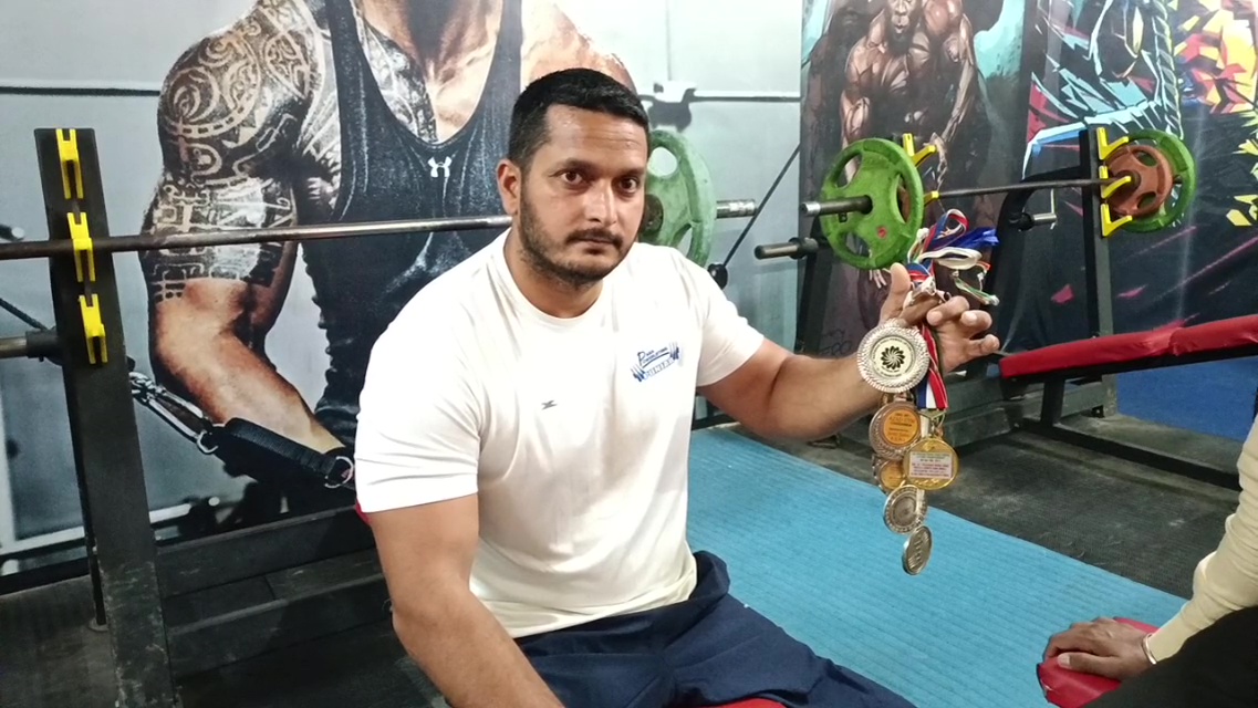 disabled-youth-giving-youth-gym-training-power-lifting-jatinder-singh