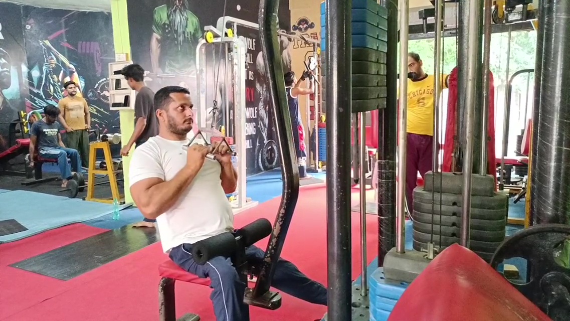 disabled-youth-giving-youth-gym-training-power-lifting-jatinder-singh