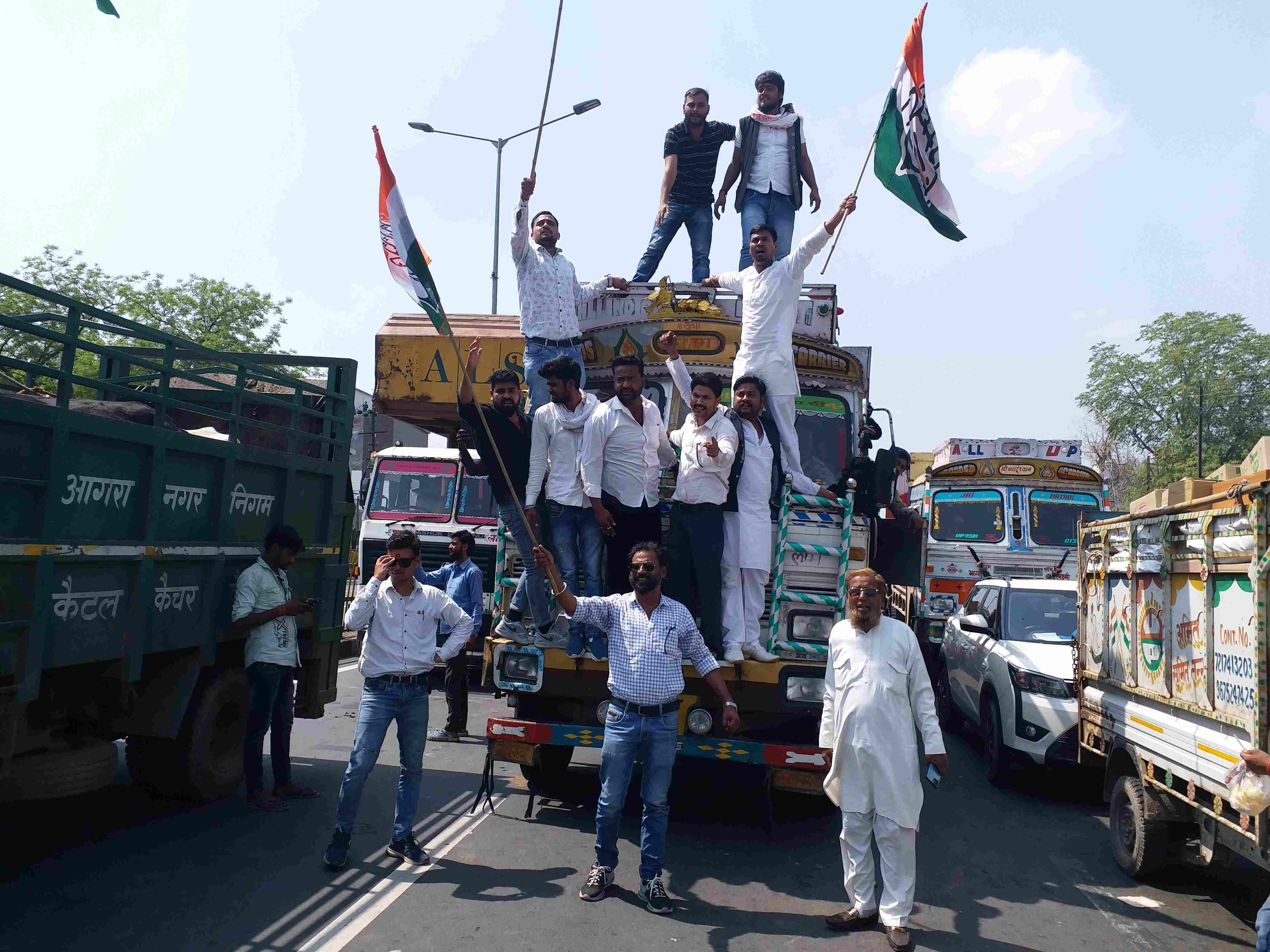 प्रदर्शन करते काग्रेस कार्यकर्ता