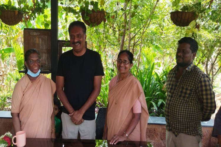 Prakash raj gave an ambulance to Hanur hospital