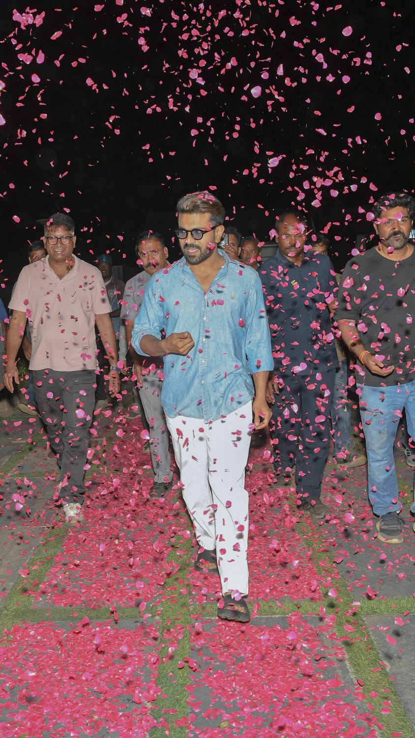 Ram Charan showered with rose petals  Ram Charan  RC15 team celebrates pre birthday bash with Kiara  RC15 team celebrates pre birthday bash  Kiara  രാം ചരണിന് നേര്‍ക്ക് ചുവന്ന റോസാ ദളങ്ങള്‍  രാം ചരണ്‍  കിയാരക്കൊപ്പം ആര്‍സി 15 ടീമില്‍ പിറന്നാള്‍ ആഘോഷം  ആര്‍സി 15 ടീമില്‍ പിറന്നാള്‍ ആഘോഷം  ആര്‍സി 15 സെറ്റിൽ  ആര്‍സി 15 സെറ്റിൽ റോസാ ദളങ്ങളുടെ പെരുമഴ  രാം ചരണിന്‍റെ ജന്മദിനം  ആര്‍സി 15  ആര്‍സി 15 സെറ്റിലെ ഗംഭീര പിറന്നാള്‍ ആഘോഷം