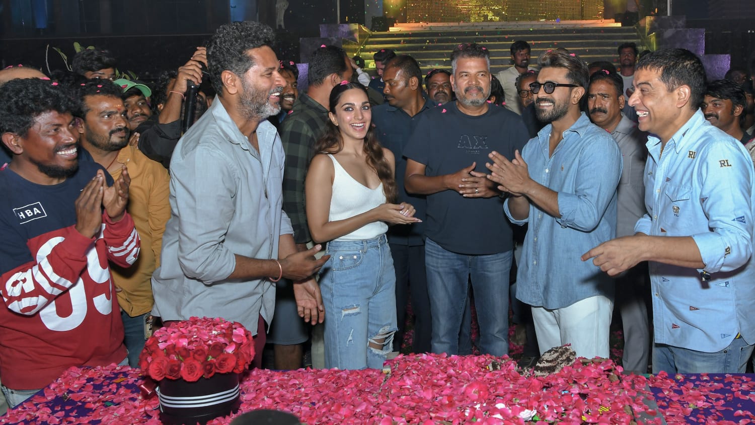 Ram Charan showered with rose petals  Ram Charan  RC15 team celebrates pre birthday bash with Kiara  RC15 team celebrates pre birthday bash  Kiara  രാം ചരണിന് നേര്‍ക്ക് ചുവന്ന റോസാ ദളങ്ങള്‍  രാം ചരണ്‍  കിയാരക്കൊപ്പം ആര്‍സി 15 ടീമില്‍ പിറന്നാള്‍ ആഘോഷം  ആര്‍സി 15 ടീമില്‍ പിറന്നാള്‍ ആഘോഷം  ആര്‍സി 15 സെറ്റിൽ  ആര്‍സി 15 സെറ്റിൽ റോസാ ദളങ്ങളുടെ പെരുമഴ  രാം ചരണിന്‍റെ ജന്മദിനം  ആര്‍സി 15  ആര്‍സി 15 സെറ്റിലെ ഗംഭീര പിറന്നാള്‍ ആഘോഷം