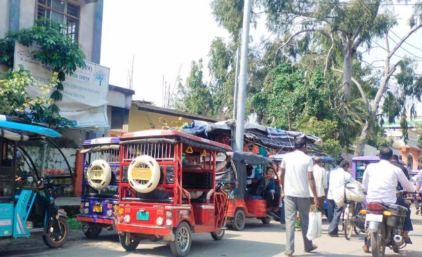 E rickshaws now becoming a traffic burden in Tezpur