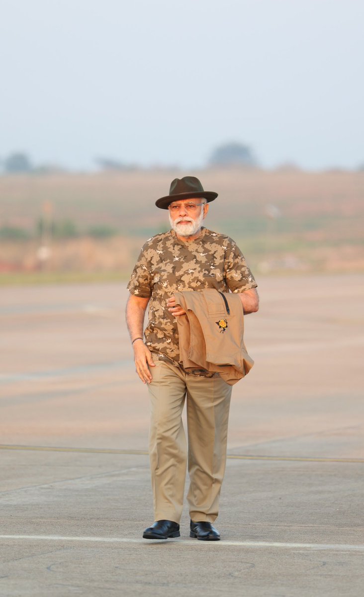 PM NARENDRA MODIS DASHING LOOK ON JUNGLE SAFARI HOT TOPIC ON SOCIAL MEDIA