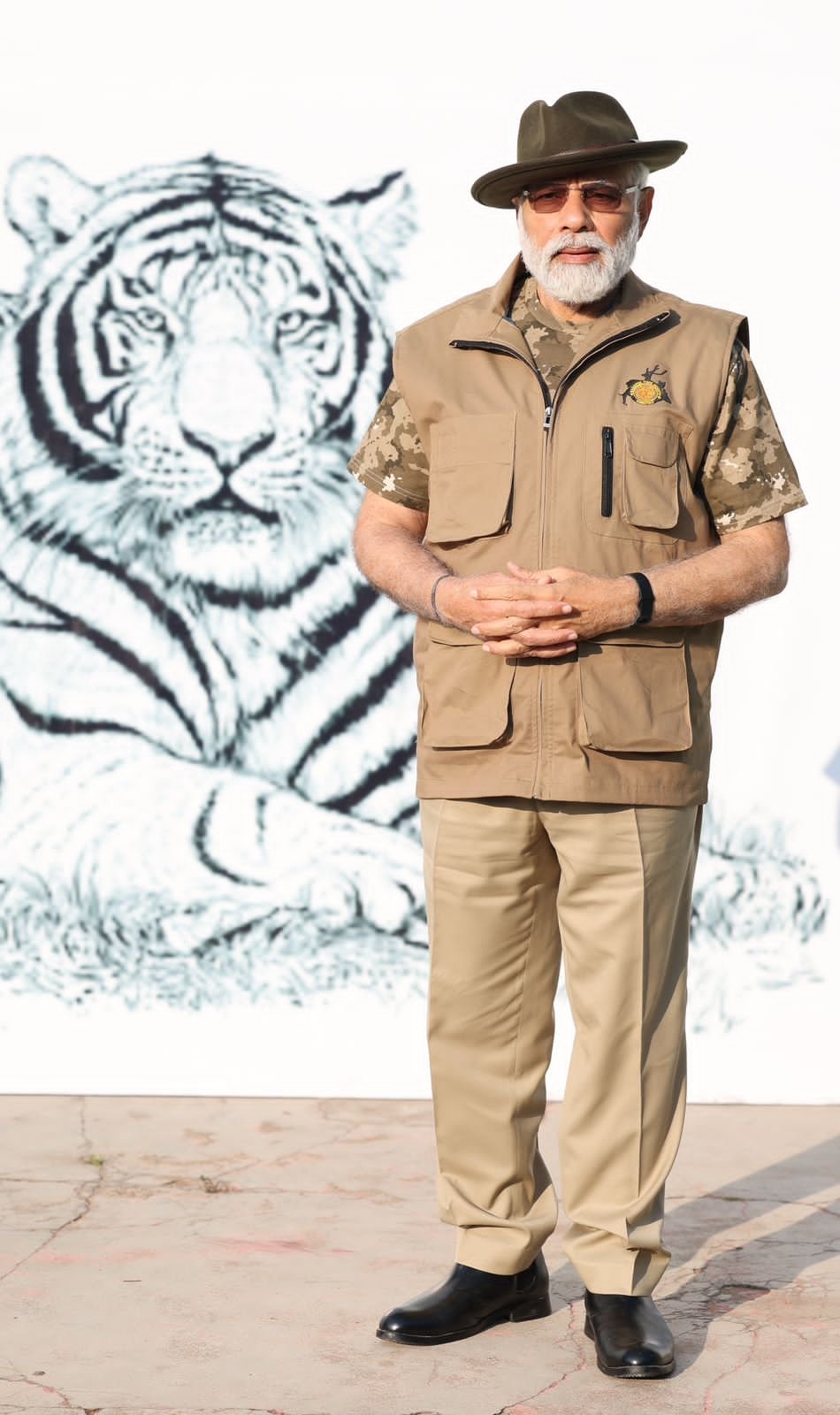 PM NARENDRA MODIS DASHING LOOK ON JUNGLE SAFARI HOT TOPIC ON SOCIAL MEDIA