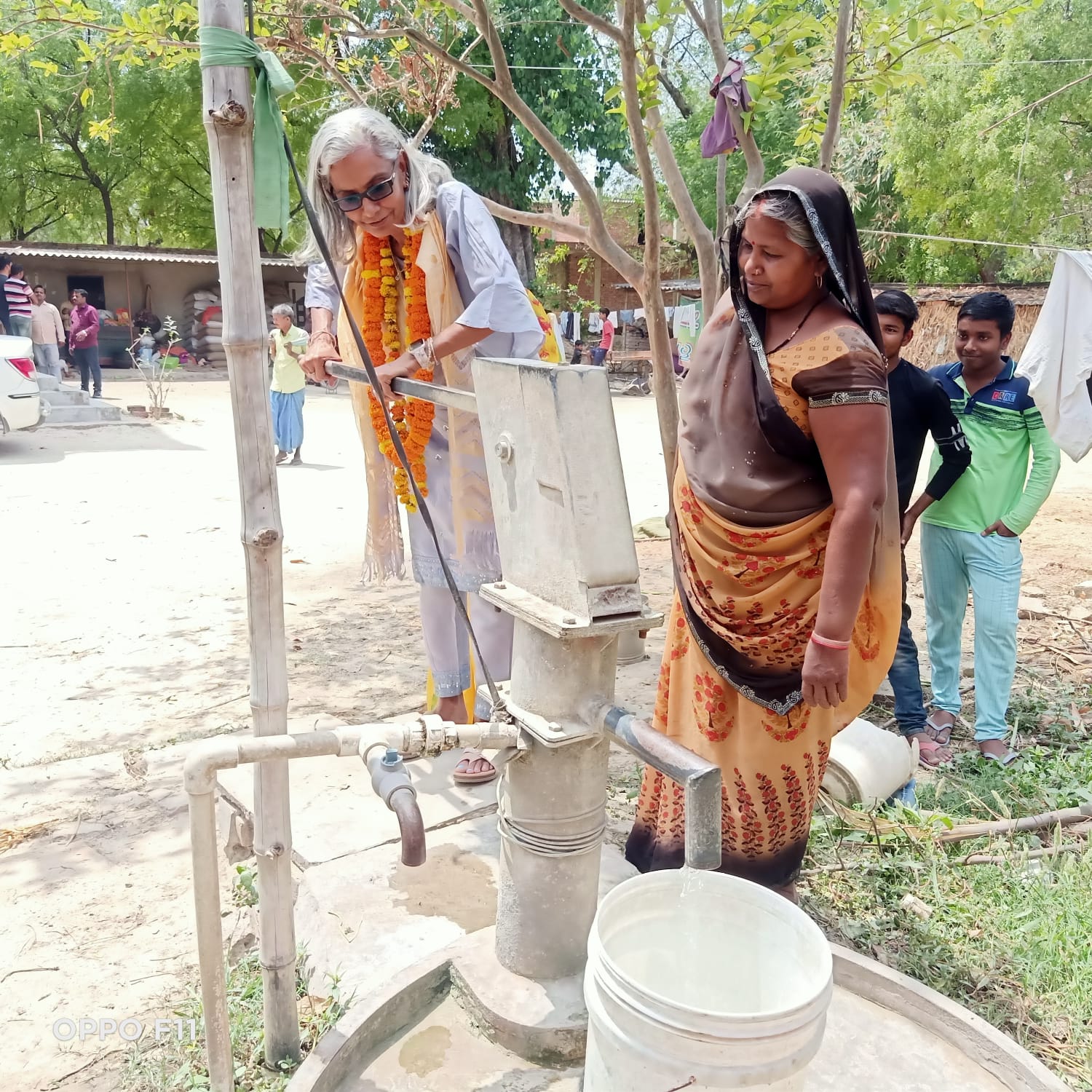 સુનીતિ મહારાજ હેન્ડપંપ ચલાવે છે