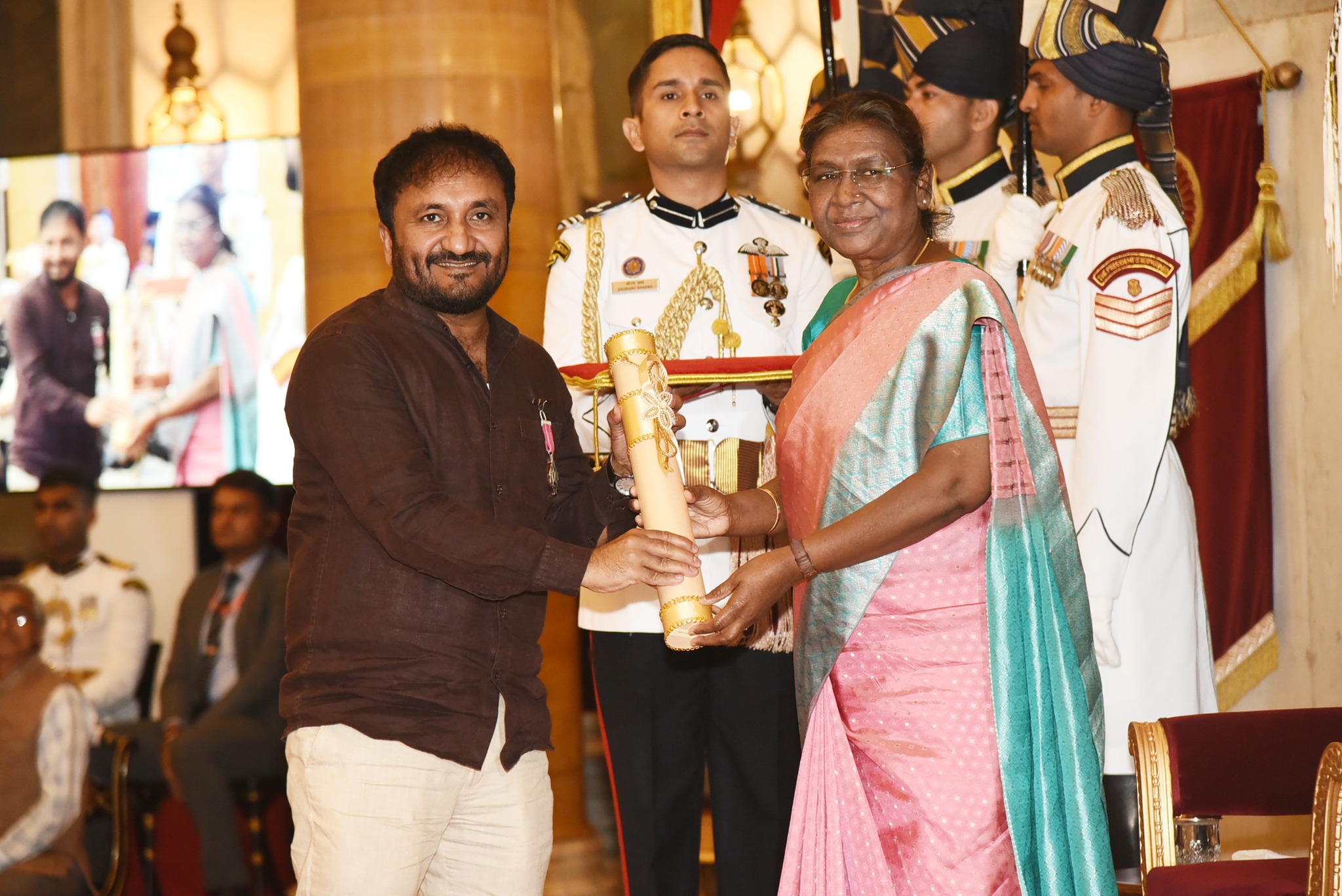 आनंद कुमार को पद्मश्री का पुरस्कार देतीं राष्ट्रपति