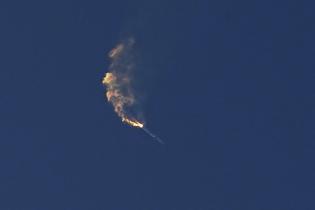 SpaceX giant rocket explodes minutes after launch from Texas